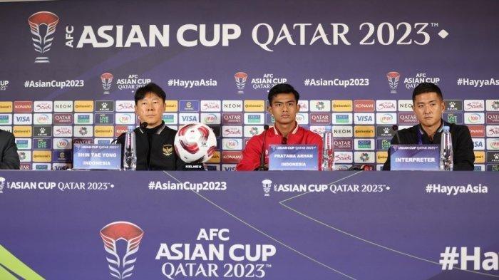 Pelatih Timnas Indonesia, Shin Tae-yong bersama dengan Pratama Arhan saat sesi pre match conference kontra Australia dalam ajang Piala Asia 2023, di Doha, Qatar, Sabtu (27/1/2024). Dok. PSSI
