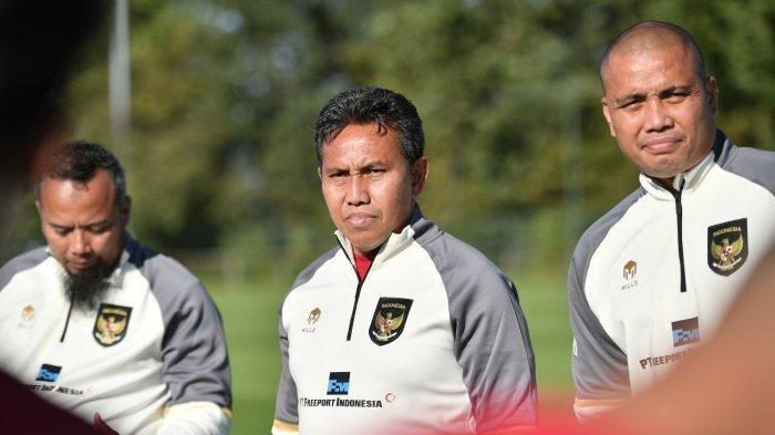 Pelatih Timnas Indonesia U17, Bima Sakti saat menyaksikan para pemainnya menghadapi TSV Meerbusch U-17 dalam laga uji coba di Lapangan TSV Meerbusch, Rabu 27 September 2023.