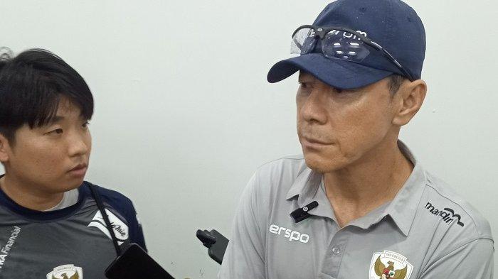 Pelatih Timnas Indonesia, Shin Tae-yong saat memantau pertandingan uji coba antara Timnas Indonesia dengan Bali United