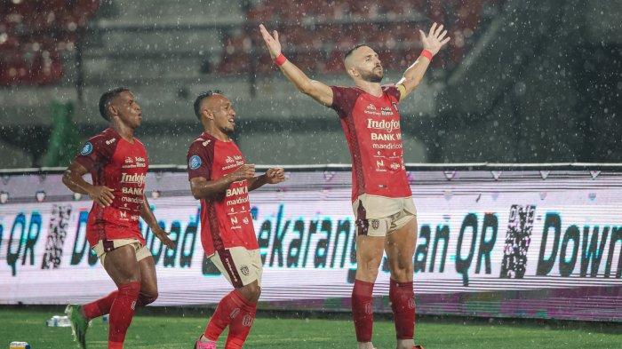 Pemain Bali United, Ilija Spasojevic saat selebrasi usai mencetak gol ke gawang PSIS Semarang
