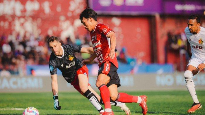  Gelandang Bali United, Mitsuru Maruoka mengalami cedera serius yang membuatnya harus ditarik keluar pada penghujung babak pertama. 