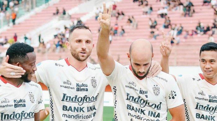 Pemain Bali United, Mohammed Rashid serukan perdamain untuk Palestina lewat selebrasi 'peace' dalam laga PSS Sleman vs Bali United di pekan ke-18 Liga 1 2023/2024 pada Jumat 3 November 2023.