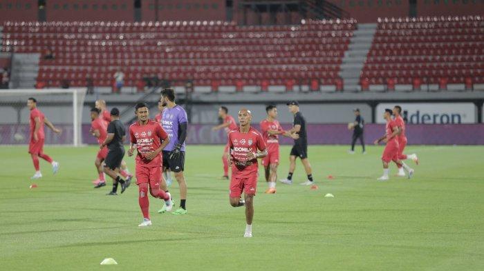 Pemain Bali United Novri Setiawan (kanan) dan Haudi Abdillah (kiri)
