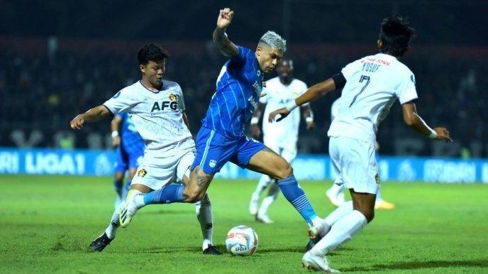 Pemain Persib Bandung Ciro Alves berusaha melewati pemain Persik Kediri saat pertandingan Liga 1 di Stadion Brawijaya, Kediri, Jawa Timur, Jumat 28 Juli 2023. Persib meraih kemenangan 2-1.