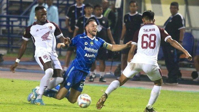 Pemain Persib Bandung Marc Kok dijegal dua pemain PSM Makassar pada laga pekan ke-21 Liga 1 2023/2024 di Stadion Gelora Bandung Lautan Api, Bandung, Senin (4/12/2023). Persib kembali ke posisi kedua setelah sebelumnya disalip Bali United.