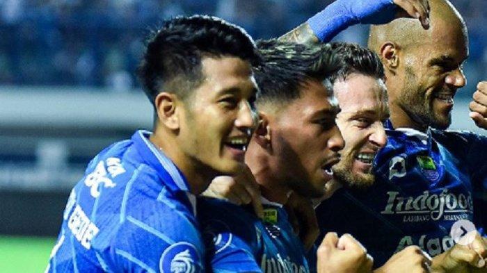 Pemain Persib Bandung melakukan selebrasi seusai mencetak gol di Liga 1 2023/2024. Jadwal Liga 1 Pekan 16: Borneo FC vs Persib, Head to Head, Prediksi Skor dan Susunan Pemain Hodak