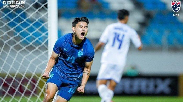 Pemain Thailand U23, Purachet Tod Sanit saat merayakan selebrasi setelah berhasil mencetak gol melawan Filipina pada Kualifikasi Piala Asai U23 2024 Grup H, Rabu (6/9/2023) malam WIB.