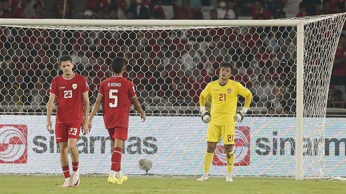 Pemain Timnas Indonesia Justin Hubner (kiri) dan Rizky Ridho, kiper Ernando Ari di laga kontra Irak di Stadion GBK, Jakarta, Kamis, 6 Juni 2024. Sorotan Timnas Indonesia kalah Lawan Irak 0-2 di GBK, Shin Tae-yong Kesal Pemain Timnas