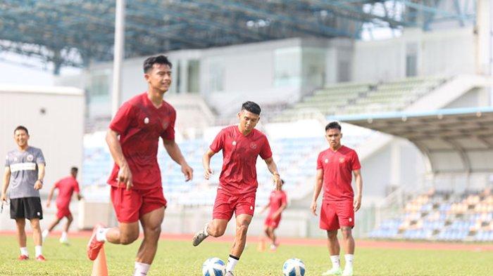 Pemain Timnas Indonesia, Pratama Arhan dkk tengah berlatih di komplek Stadion Olahraga Bandar Seri Begawan, jelang leg 2 Kualifikasi Piala Dunia 2023 pada Selasa, 17 Oktober 2023. Brunei Prediksi Susunan Pemain Timnas Indonesia vs Brunei Darussalam, STY Duetkan Sananta dan Dimas Drajad