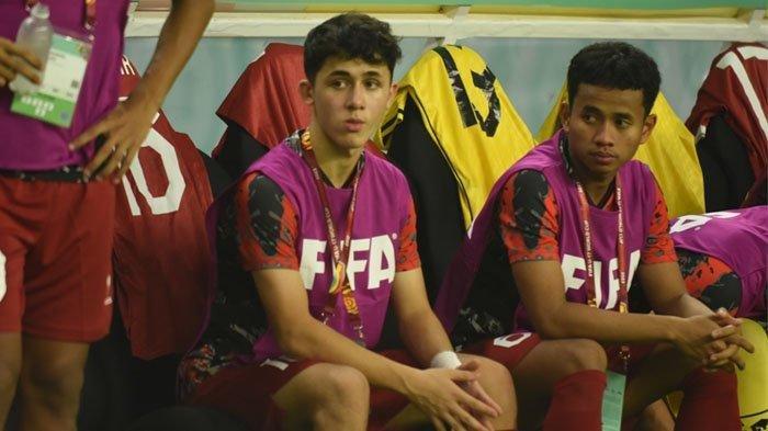 Pemain Timnas U17 Indonesia, Amar Brkic duduk di bench pemain saat skuad Garuda main lawan Ekuador di Stadion Gelora Bung Tomo, Suarabaya. TRIBUNNEWS/Muhammad Nursina