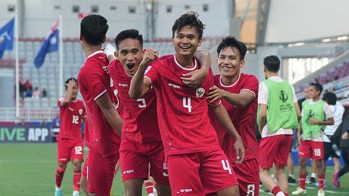 Pemain Timnas U23 Indonesia, Komang Teguh (kedua dari kanan) melakukan selebrasi bersama rekannya, setelah menceploskan gol ke gawang Australia pada matchday kedua Grup A Piala Asia U23 2024 di Stadion Abdullah bin Khalifa, Doha, Kamis (18/4) malam. Timnas U23 Indonesia menang 1-0.