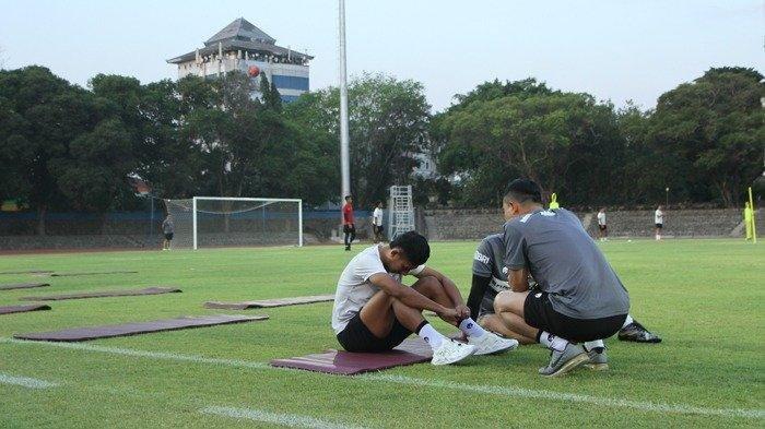 Pemain Timnas U23 Indonesia, Beckham Putra Nugraha menjalani latihan terpisah saat pemusatan latihan (TC) di Stadion Sriwedari, Solo, Senin 4 September 2023 sore.