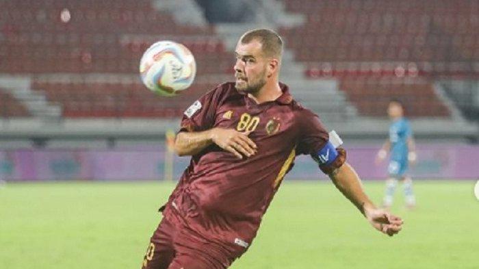 Pemain pilar PSM Makassar Wiljan Pluim beraksi di kompetisi Liga 1 2023/2024. Kabar Tak Sedap PSM Makassar & Tavares Lelang Barang, 3 Pemain Top akan Out, Persib Datangkan Pluim?