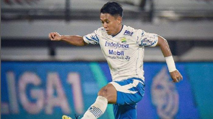 Pemain sayap Persib Bandung, Febri Hariyadi. Di era kepelatihan Bojan Hodak, kiprah Febri Hariyadi makin menurun dan kabarnya bakal dilepas di bursa transfer Liga 1 2023 paruh musim.