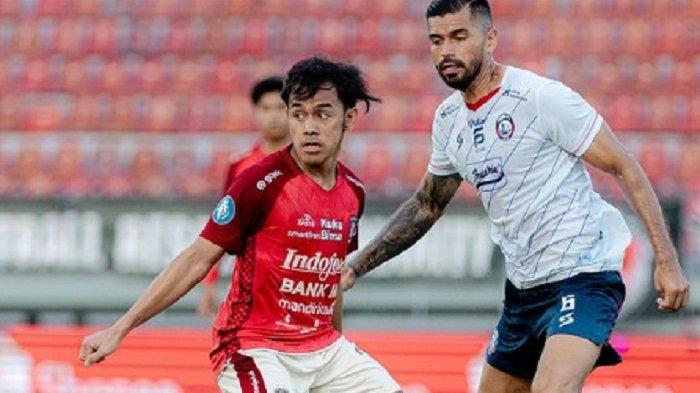 Pemain tengah Muhammad Luthfi (kiri) di laga Bali United melawan Arema FC di Stadion Kapten I Wayan Dipta, Senin, 4 Desember 2023. Di laga tersebut Bali United menang 3-2 atas Arema FC.