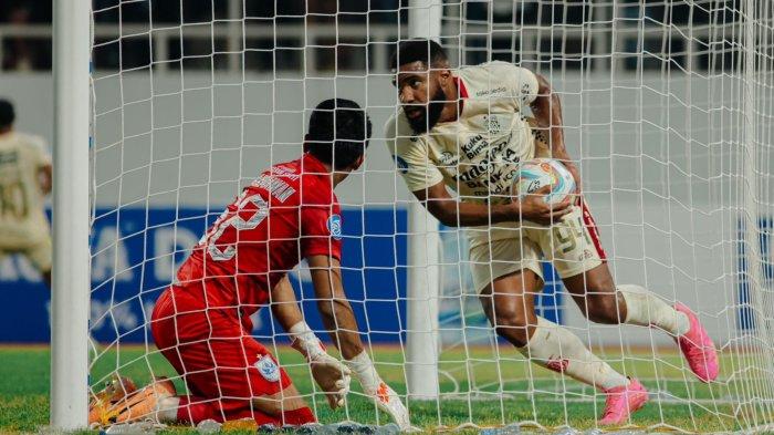 Peman Bali United, Jefferson de Assis merayakan gol ke gawang PSIS Semarang pada pekan ke-11 Liga 1 2023/2024 di Stadion Jati Diri Semarang.