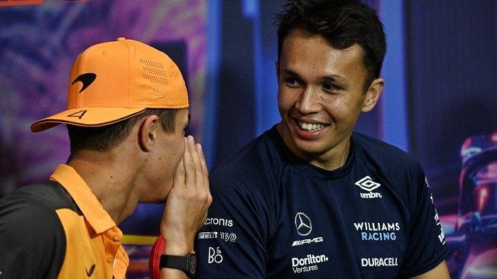 Pembalap Williams asal Thailand Alex Albon (kanan) berinteraksi dengan pembalap McLaren asal Inggris Lando Norris (kiri) sebelum balapan malam Grand Prix Formula Satu Singapura mendatang di Marina Bay Street Circuit di Singapura pada 29 September 2022.