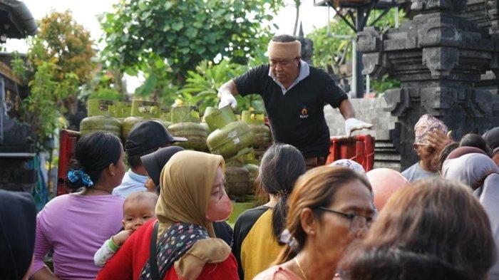 Antusiasme warga dalam membeli tabung gas LPG 3 Kg di Pasar Murah Banjar Cemara Agung, Desa Desa Tegal Harum, Denpasar Barat yang digelar oleh Dinas Perindustrian dan Perdagangan (Disperindag) Kota Denpasar pada Rabu 26 Juli 2023.