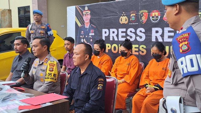 Pelaku - dari kiri ke kanan, tersangka Intan (38), tersangka Oki (38) dan tersangka Leni (57) saat dihadirkan pada pers release pengungkapan kasus pembunuhan I Pande Gede Putra Palguna. Kamis 13 Februari 2025. TERUNGKAP Motif Pembunuhan Pande Gede oleh 3 Wanita di Buleleng Bali