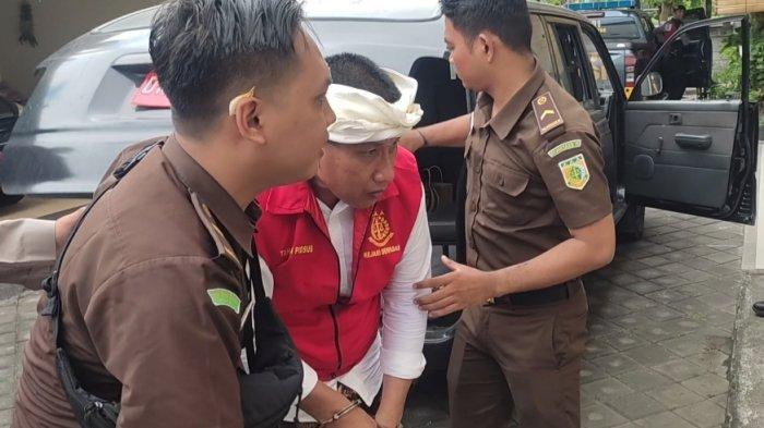 Bendesa Adat Berawa, I Ketut Riana saat tiba di Pengadilan Tipikor Denpasar untuk menjalani sidang perdananya - UPDATE: Didakwa Dugaan Kasus Pemerasan Rp 10 Miliar Bendasa Adat Berawa Keberatan