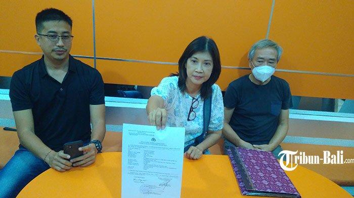 Pemilik Ayu Terra Resort Ubud, Linggawati Utomo (tengah), Vincent Juwono (kanan) dan pengacara yang mendampingi, Heri (kiri) di Denpasar, pada Minggu 10 September 2023 malam.