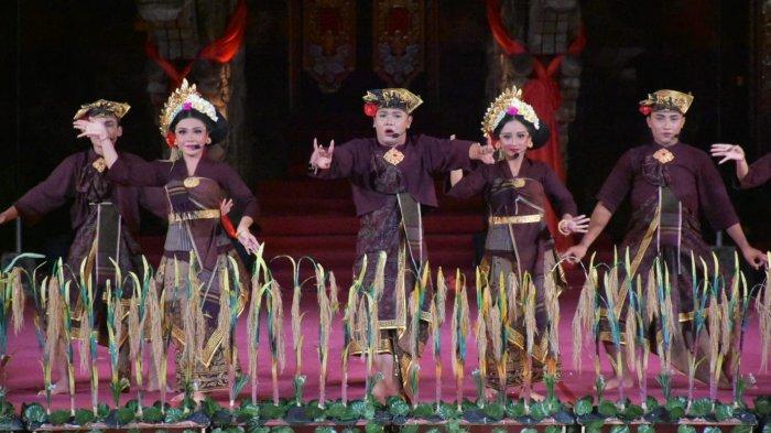 Penampilan Sekehe Gong Kebyar Wanita Semara Budaya, Banjar Badak Sari, Desa Sumerta Kelod sebagai Duta Kota Denpasar pada Utsawa Gong Kebyar Wanita PKB XLVII di Panggung Terbuka Ardha Candra, Taman Budaya Art Center, Senin (30/6) malam. Gong Kebyar Semara Budaya Duta Denpasar, Sajikan Tabuh Semara Muni Hingga Tari Wiranjaya di PKB