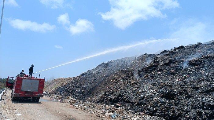 Penanganan kebakaran di TPA Suwung.