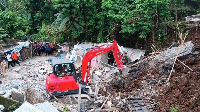 Penanganan korban longsor di Ubung Kaja Denpasar - 2 Korban Longsor di Ubung Kaja Denpasar Bali Masih Tertimbun, Alat Berat Dikerahkan