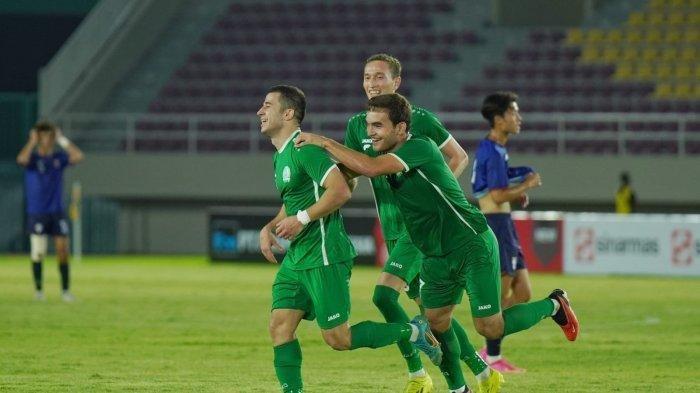 Pencetak gol Turkmenistan, Shamammet Hydyrow (kiri) saat melawan China Taipei dalam ajang kualifikasi Piala Asia U23 di Stadion Manahan, Solo, Rabu (6/9/2023) malam. TRIBUNNEWS/Muhammad Nursina