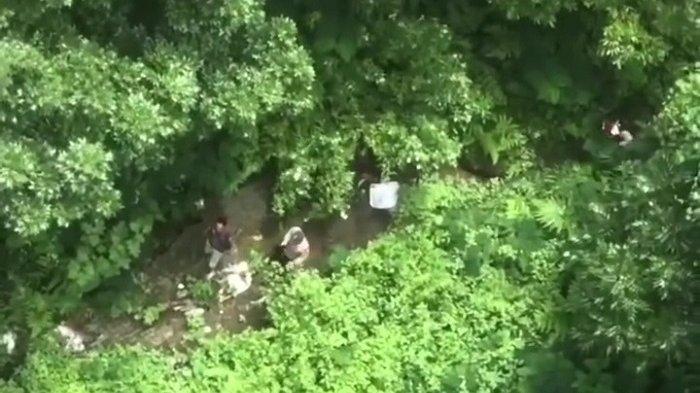 BAWAH JEMBATAN - Penemuan jasad anggota kepolisian berinisial AE di bawah jembatan Tukad Bangkung pada Minggu 16 Maret 2025