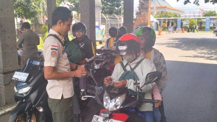 Pengecekan identitas di Pos KTP Gilimanuk, Jembrana Bali, Minggu 14 April 2024 kemarin. - 96 Ribu Orang Masuk Balik Dalam Dua Hari Puncak Arus Balik Mudik 2024, Pemudik yang Balik 33 Persen