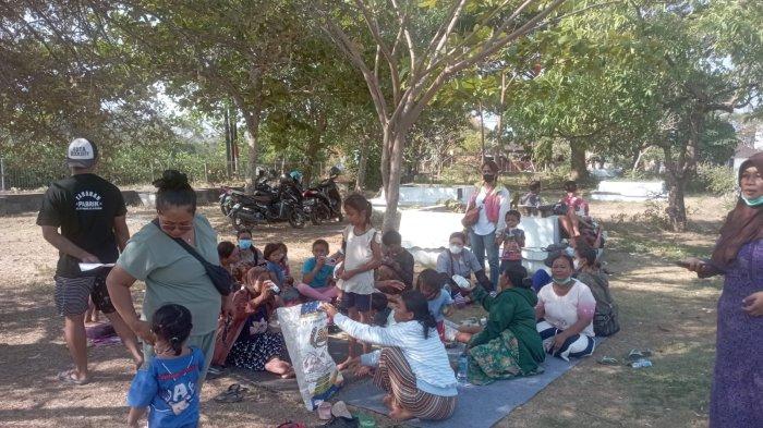 PENGUNGSI – Para pengungsi di Kantor Lurah Serangan Denpasar, Sabtu (14/10). Akibat kebakaran TPA Suwung ada 57 warga yang mengungsi. Mobil water cannon polisi membantu memadamkan kebakaran. 