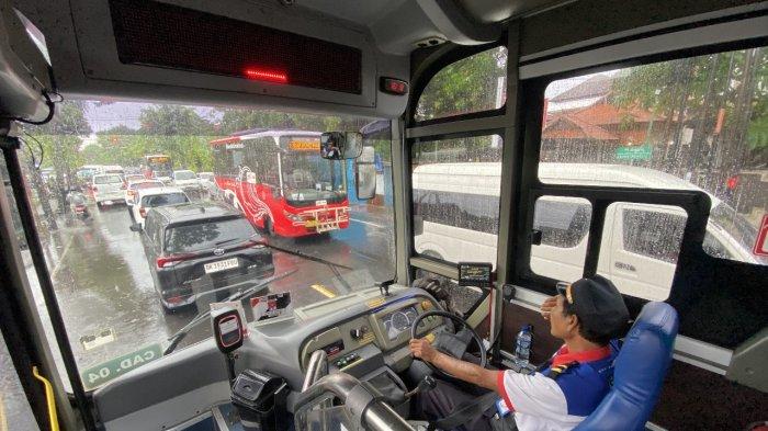 suasana di Bus Trans Metro Dewata (TMD) - Penumpang dan Driver Trans Metro Dewata Berharap Bus Tetap Beroperasi di Bali Tahun 2025