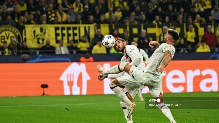 Penyerang AC Milan Prancis #09 Olivier Giroud (kanan) mengontrol bola selama pertandingan sepak bola Grup F Liga Champions UEFA antara Borussia Dortmund dan AC Milan di Dortmund, Jerman barat pada 4 Oktober 2023. INA FASSBENDER /AFP