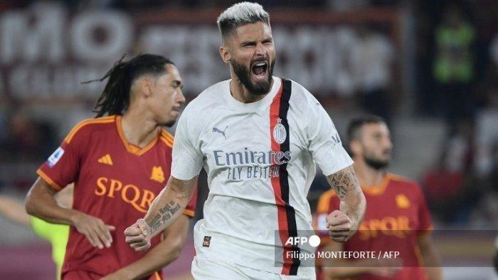 Penyerang AC Milan asal Prancis, Olivier Giroud merayakan gol pertama timnya dalam pertandingan sepak bola Liga Italia antara AS Roma dan AC Milan