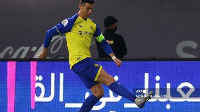 Penyerang Al Nassr Cristiano Ronaldo berlari dengan bola selama pertandingan sepak bola Liga Pro Saudi antara Al-Nassr dan Al-Ettifaq di Stadion Raja Fahd di ibu kota Saudi, Riyadh pada 22 Januari 2023. Kekalahan Al Nassr atas Al Hilal membuat mereka tertahan di peringkat dua klasemen Liga Arab Saudi.