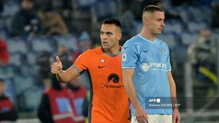 Penyerang Inter Milan asal Argentina Lautaro Martinez (kiri) merayakan setelah mencetak gol pertama tim pada pertandingan sepak bola Serie A Italia Lazio vs Inter Milan pada 17 Desember 2023 di stadion Olimpiade di Roma. Andreas SOLARO / AFP