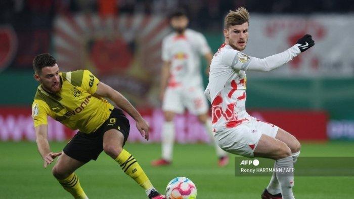 Penyerang Leipzig Timo Werner (kanan) berebut bola. Manchester United dan Aston Villa akan bersaing untuk mendapatkan striker RB Leipzig Timo Werner. Mereka ingin merekrut penyerang RB Leipzig Timo Werner dengan status pinjaman.