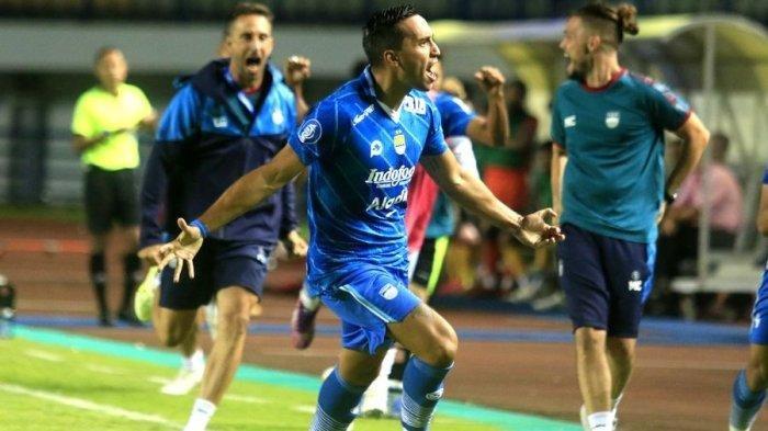 Penyerang Persib Bandung Ezra Walian meluapkan eksprsesinya setelah mencetak gol ke gawang Dewa United menit 90+2 pada pertandingan Liga 1 di Stadion Gelora Bandung Lautan Api, Jumat (14/7/2023). Pertandingan berakhir imbang dengan skor 2-2.TRIBUNJABAR.ID/DENI DENASWARA