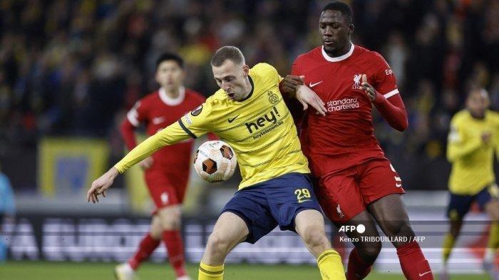 Penyerang Union St-Gilloise asal Swedia #29 Gustaf Nilsson berebut bola dengan bek Liverpool Prancis #05 Ibrahima Konate