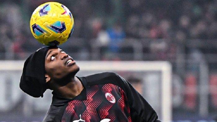 Penyerang sayap AC Milan, Rafael Leao tengah bermain dengan bola. Dalam bursa transfer pemain 2024, Rafael Leao mengetahui kalau dirinya diincar oleh PSG.