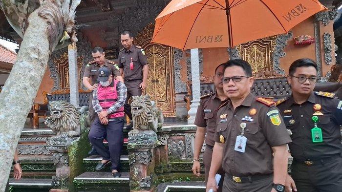 Perbekel Dawan Kaler, I Kadek Sudarmawa ditetapkan tersangka dugaan korupsi di BUMDes (Badan Usaha Milik Desa) Kertha Laba, Senin (9/12/2024).