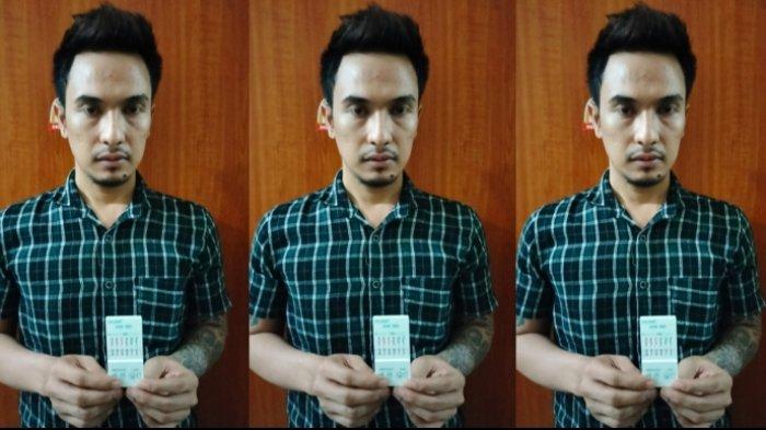 Perbekel termuda di Buleleng, Putu Widyasmita (33), rupanya sempat menggelar pesta sabu bersama dua rekannya di kawasan Desa Sidetapa, Kecamatan Banjar, Buleleng. Ia melakukan hal itu sebelum ditangkap Satuan Narkoba Polres Buleleng.
