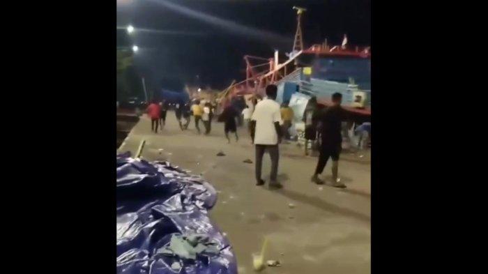 Perkelahian dua kelompok di Pelabuhan Benoa. VIRAL! Perkelahian Antar 2 Kelompok ABK di Pelabuhan Benoa Bali, 9 Orang Diamankan Polisi