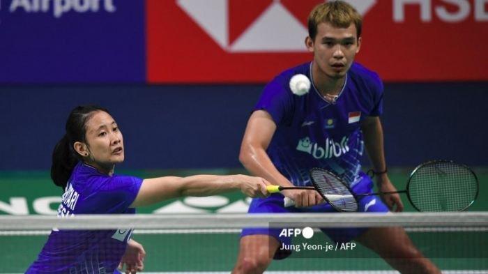 Pitha Haningtyas Mentari (Kiri) dan Rinov Rivaldy (Kanan) saat Semi-Final Melawan Dechapol Puavaranukroh dan Sapsiree Taerattanachai di Korea Open 2019