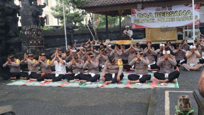 Personel Polda Bali melakukan persembahyangan untuk tiga anggota Polri yang gugur saat bertugas berantas judi sabung ayam di Lampung.