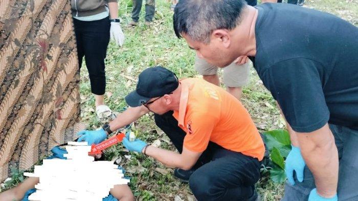 Personel Polsek Susut saat melakukan olah TKP di tegalan milik Nengah Armika. Kamis (30/5/2024)