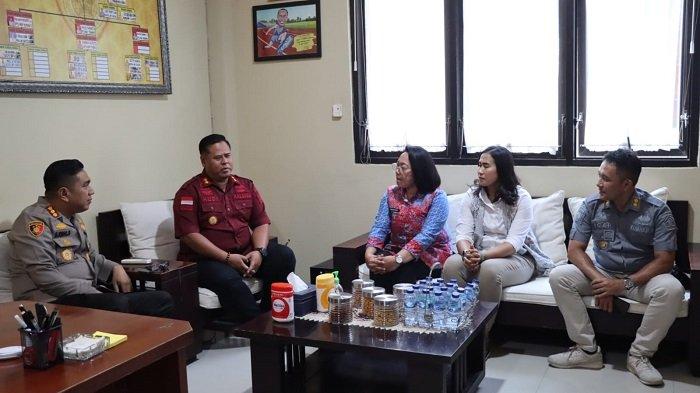 PERTEMUAN - Pertemuan antara Kepala Lembaga Pemasyarakatan (Lapas) Kelas IIA Kerobokan, Hudi Ismono, Amd.IP., S.H., M.H., bersama Kepala Lapas Perempuan Kelas IIA Kerobokan, Ni Luh Putu Andiani dengan Kapolresta Denpasar, Kombes Pol. Muhammad Iqbal Simatupang, S.I.K., M.H di Mako Polresta Denpasar, Bali, pada Kamis 13 Maret 2025.
