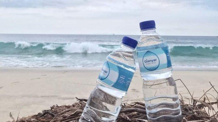 Foto: Be Gianyar, air minum kemasan produksi Perusda Air Minum Tirta Sanjiwani Gianyar. Habiskan Stok, AMDK Gianyar Bali Tak Lagi Produksi Air Kemasan Di Bawah 1 Liter