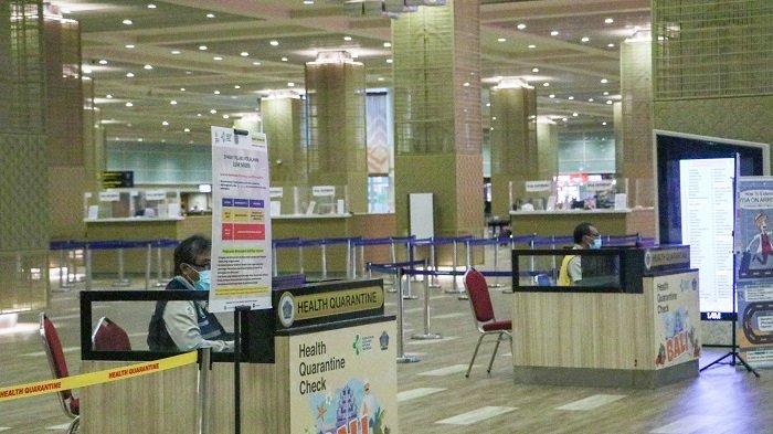Petugas KKP saat memonitor tampilan layar thermoscanner yang ada di terminal kedatangan internasional Bandara I Gusti Ngurah Rai Bali.